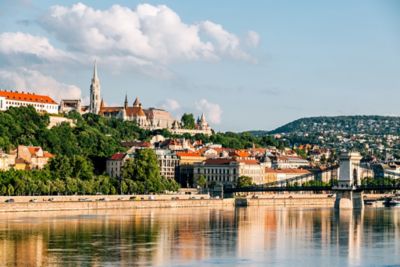 Budapest am Ufer der Donau mit Kettenbrücke und Fischerbastei an einem sonnigen Sommertag