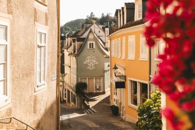 Rue en pente et maisons traditionnelles à Baden-Baden en Allemagne