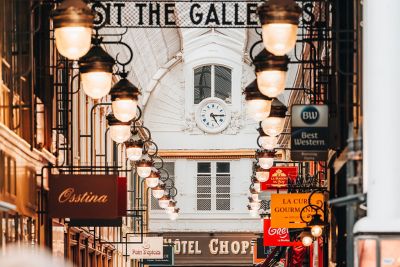 Lanternes et enseignes suspendues dans le passage des Panoramas