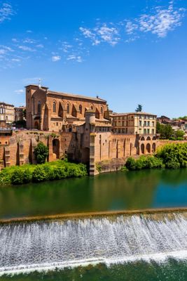 Abbaye Saint-Michel de Gaillac en brique rouge, qui surplombe la rivière du Tarn