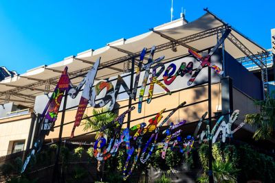 Buntes Schild zum Montreux Jazz Festival, einem weltberühmten Musikfest am Genfersee