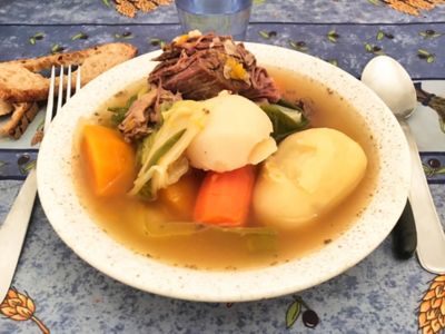 Assiette de pot-au-feu servie dans un authentique bistrot à Paris