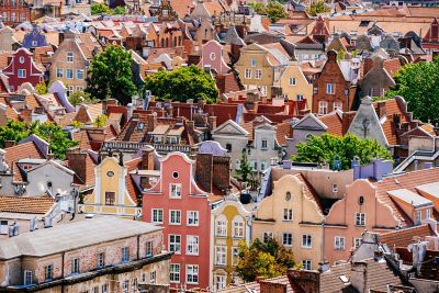 Historische Giebel, bunte Fassaden und rote Dächer in der Altstadt von Danzig