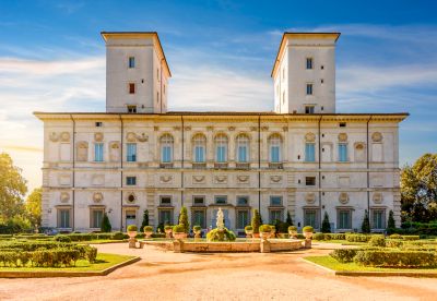 Galleria Borghese im Park Villa Borghese in Rom im Sonnenuntergangslicht