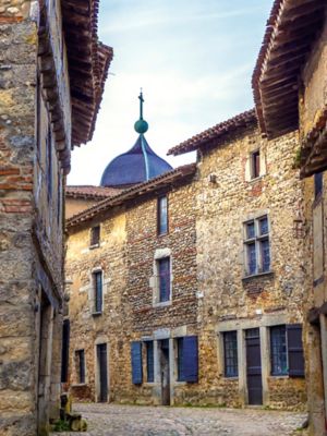 Ruelle pavée et maisons en pierre dans le village médiéval de Pérouges