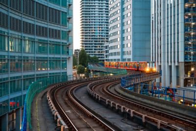 Docklands Light Railway qui circule dans le quartier de Canary Wharf à Londres