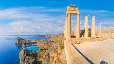 Tempel der Akropolis auf der griechischen Insel Rhodos mit antiken Säulen hoch über dem Meer