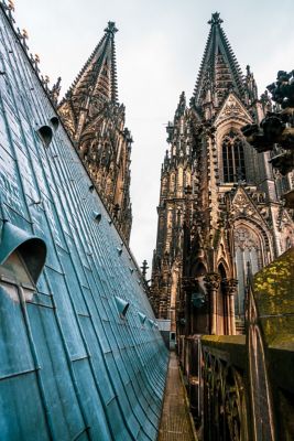 Die reich verzierten Türme des Kölner Doms, einer berühmten Sehenswürdigkeit in Köln