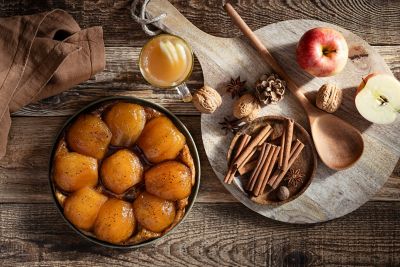 Recettes d’automne avec tarte tatin, verre de cidre chaud et bâtons de cannelle