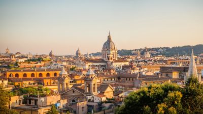 Blick über die Dächer von Rom von der Terrazza del Pincio im Park Villa Borghese in Rom