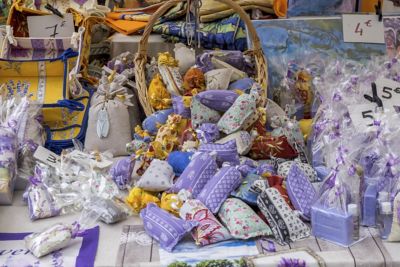 Créations faites main sur le stand d’un producteur de lavande en Provence