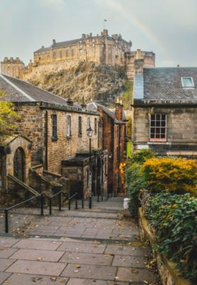 Castillo de Edimburgo en la colina, visto desde una calle estrecha con escaleras