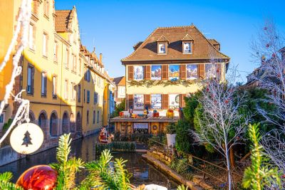 Maison décorée pour Noël dans le quartier de la Petite Venise à Colmar, au bord du canal