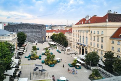 Historische und moderne Fassaden im MuseumsQuartier in Wien mit Sitzgelegenheiten im Außenbereich