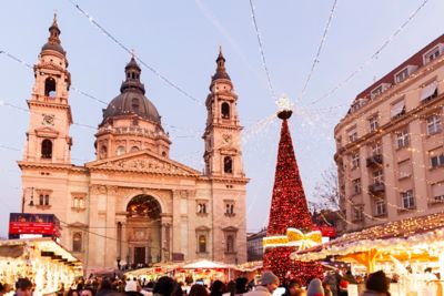 Basílica de San Esteban en Budapest con mercado navideño y árbol
