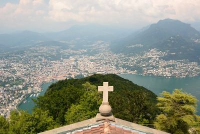 Panoramablick über Lugano, den See und die Berge vom Monte San Salvatore