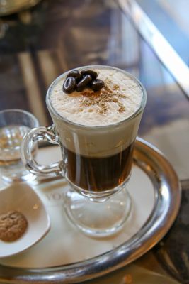 Kaffee mit Golddekor im New York Café in Budapest, serviert auf einem Silbertablett