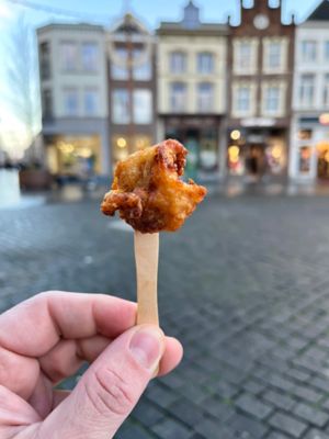 Frite chaude et croustillante sur un bâtonnet, typique de la street food à La Haye
