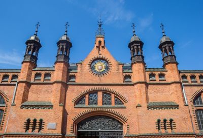 Backsteinfassade der historischen Markthalle in Danzig
