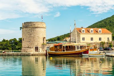 Bateaux amarrés dans le port fortifié de Mali Ston