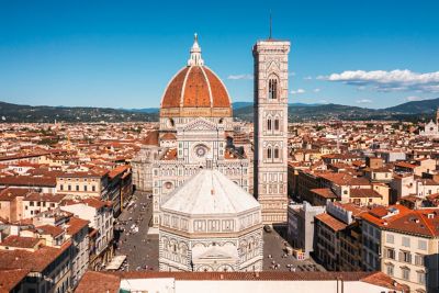 Der prächtige Dom von Florenz mit Kuppel und Glockenturm an einem sonnigen Tag