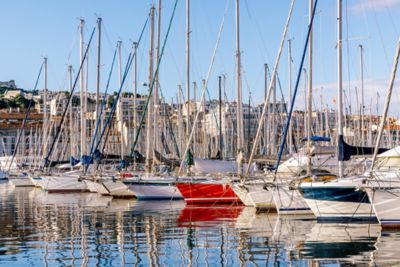 Segelboote und -yachten am Vieux Port von Marseille an einem sonnigen Tag