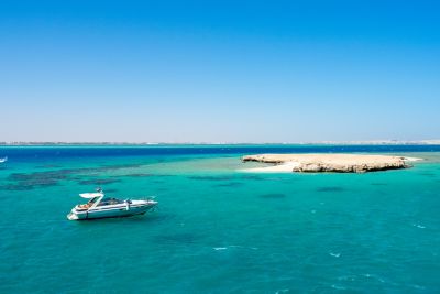 Motorboot auf dem türkisblauen Meer vor der Küste von Hurghada