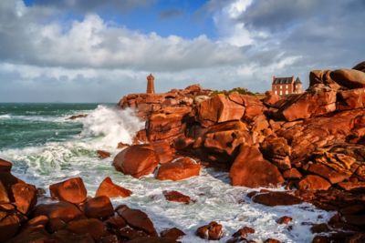Phare de Mean Ruz à Ploumanac'h, sous les lueurs rouges du coucher de soleil