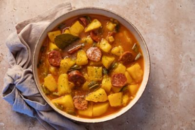 Apetitoso plato tradicional de chorizo con patatas a la riojana