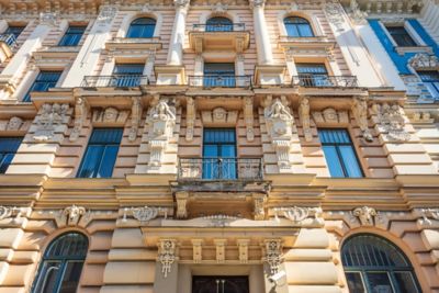 Aufwendig verzierte Fassade eines prächtigen Jugendstilgebäudes in Riga