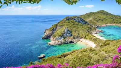 Die zwei türkisfarbenen, pittoresken Buchten des Porto Timoni Beach auf Korfu