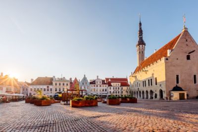 Menschenleerer Rathausplatz in der Altstadt von Tallinn bei Sonnenaufgang