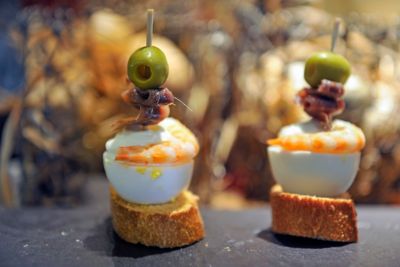 Pintxos in einer Bar in San Sebastián, eine baskische Spezialität mit Brot, Ei, Fisch und Oliven