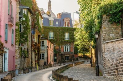 Rue de l'Abreuvoir et ses maisons colorées à Montmartre