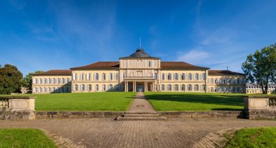 Das prächtige spätbarocke Schloss Hohenheim nahe Stuttgart, heute ein Universitätsgebäude