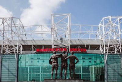 Estatua de la United Trinity frente al estadio Old Trafford del Manchester United