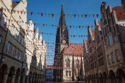 Mit bunten kleinen Fähnchen dekorierter Prinzipalmarkt mit Blick zur Kirche St. Lamberti in Münster