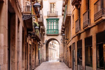 Carrer del Bisbe mit Pont del Bisbe, eine Gasse in Barcelonas historischem gotischen Quartier