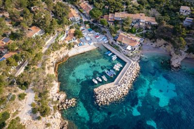 Calanque de Morgiou, ein idyllisches Fischerdorf bei Marseille am türkisfarbenen Mittelmeer