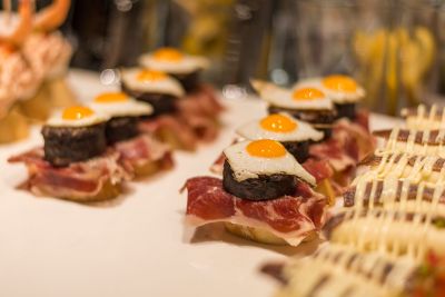 Plateau de pintxos à base de morcilla, d'œuf de caille et de jambon dans un restaurant à San Sebastian