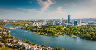 Panorama der Wolkenkratzer der Donau City in Wien mit Donau im Vordergrund