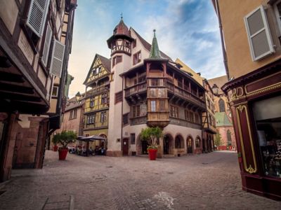 Maison Pfister à l’angle d’une rue pavée dans le centre historique de Colmar