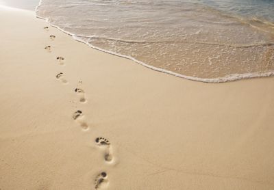 Footprints in the sand on an empty beach, an opportunity for digital minimalism