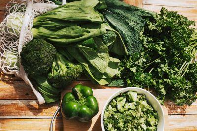 Brain-boosting fresh leafy greens, broccoli and peppers