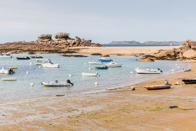 Bateaux amarrés sur la plage de Trégastel à marée basse, sur la côte de granit rose
