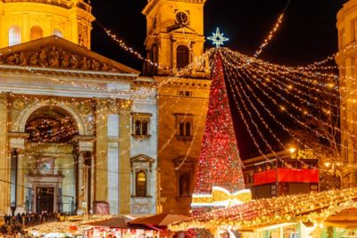 Mercado y árbol de Navidad iluminados en la Basílica de San Esteban en Budapest