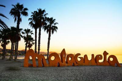 Lettres de sable sur la plage de la Malagueta à Malaga au coucher du soleil