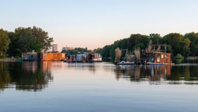 Die idyllische Rummelsburger Bucht in Berlin mit Booten und Hausbooten