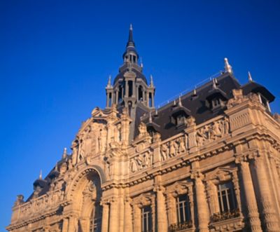 Das barocke Rathaus in der nordfranzösischen Stadt Roubaix vor strahlend blauem Himmel