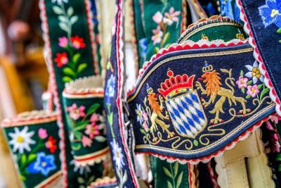 Traditionelle bayerische Hosenträger mit dem bayerischen Wappen darauf